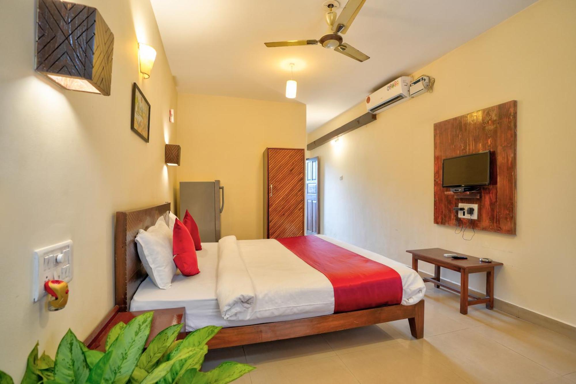 Hotel Salty Waves Baga Exterior foto